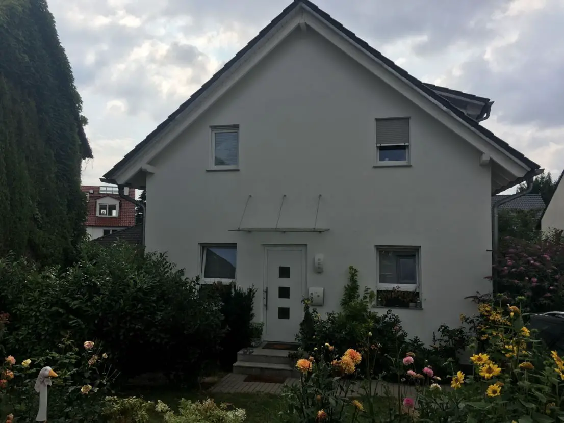 Außenansicht -- Modernes Einfamilienhaus in sehr ruhiger Lage in Bad Homburg vor der Höhe (Ortsteil Dornholzhausen)