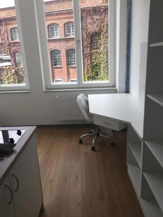 Arbeitsbereich -- Möbliertes Apartment in Hamburg-Harburg - Nur für Studenten!