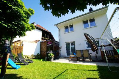 Doppelhaushälfte in Bonn (Geislar) zum Kauf mit 5 Zimmer, 151 m² Wohnfläche und 271 m² Grundstück. Ausstattung: Gas, Zentralheizung, voll unterkellert, Garage, Stellplatz, gehoben.