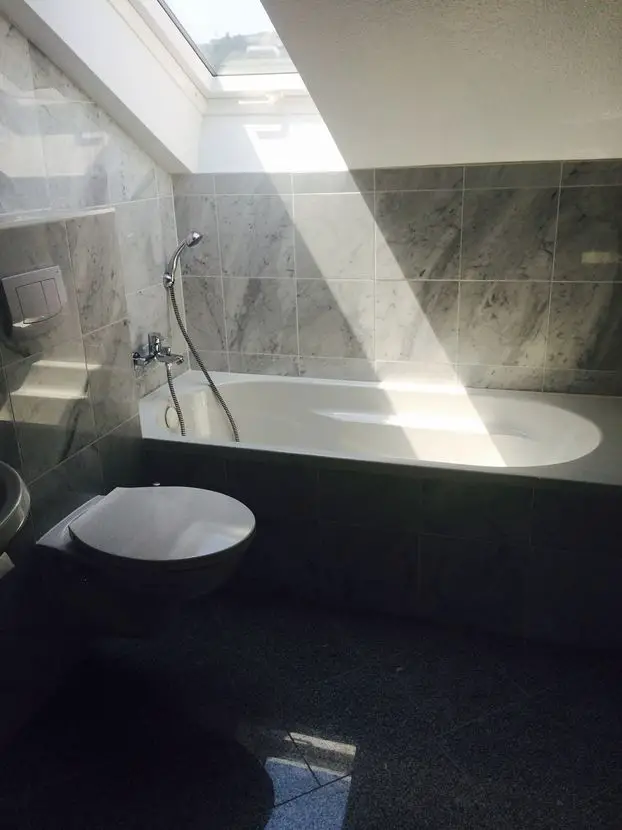 Badezimmer -- Hochwertige 2 ZKB- Whg mit Tageslichtbad