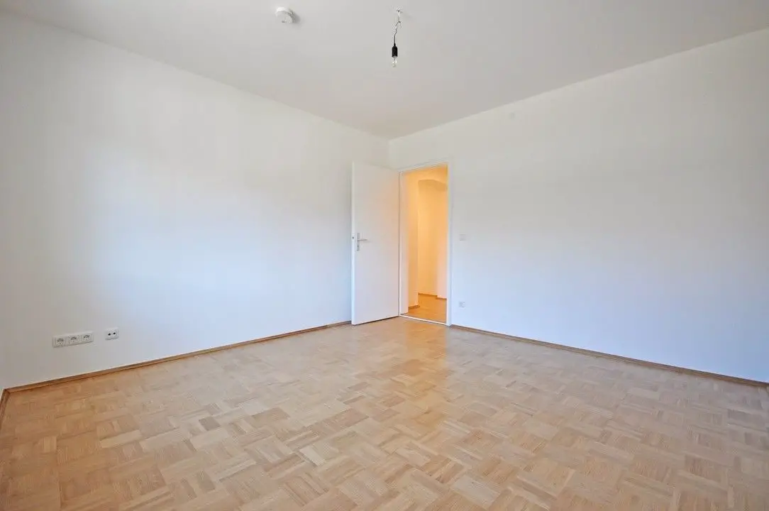 Wohnzimmer -- Stilvolle, modernisierte 1-Zimmer-Wohnung mit Einbauküche in Barmbek-Süd, Hamburg