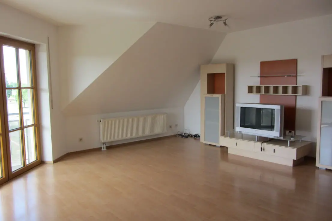 IMG_0014 -- Nachmieter für provisionsfreie 4-Zimmer-DG-Wohnung in Baiersdorf gesucht