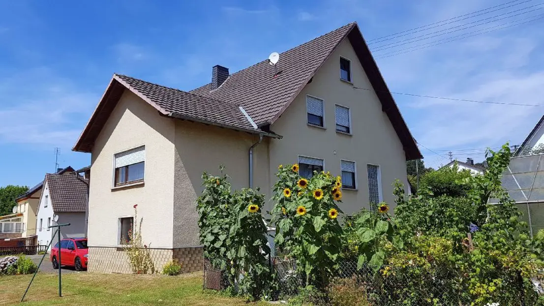 Ansicht Süd-Ostseiten -- Solides Einfamilienhaus mit Einliegerwohnung in ruhiger Ortslage nahe Altenkirchen