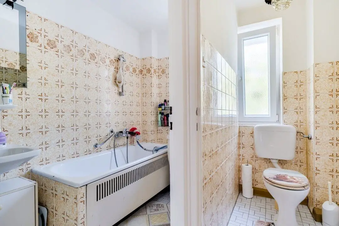 Bad mit Fenster - separates WC -- Sehr gepflegte 4 Zimmerwohnung in Neuhausen