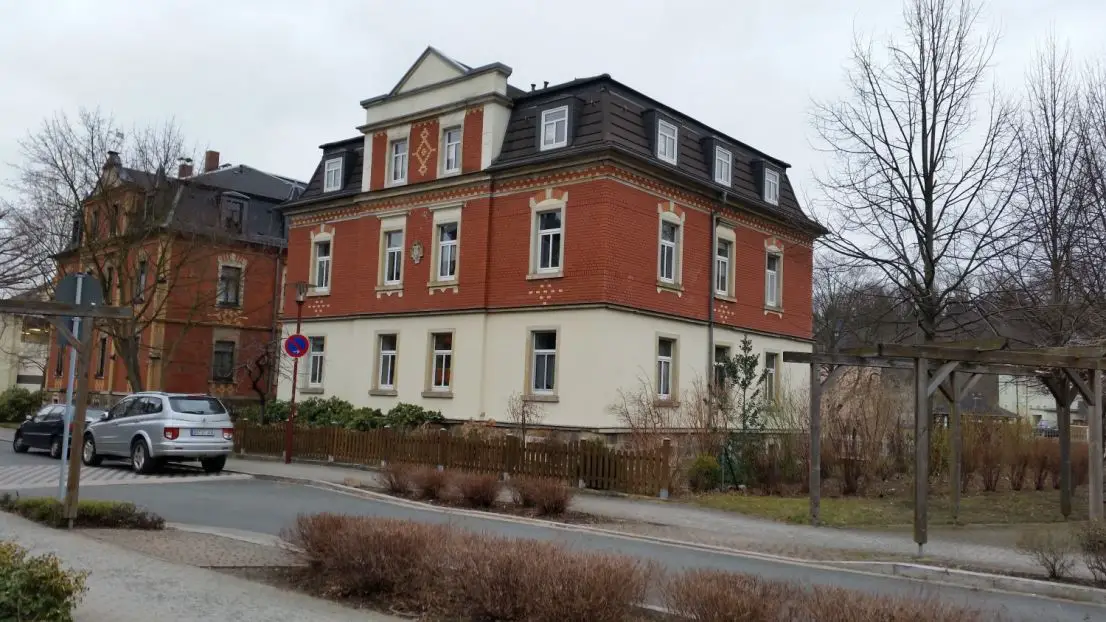 Hausansicht -- Helle, vollständig renovierte 3-Zimmer-DG-Wohnung in 6-Familienhaus in Freital Deuben