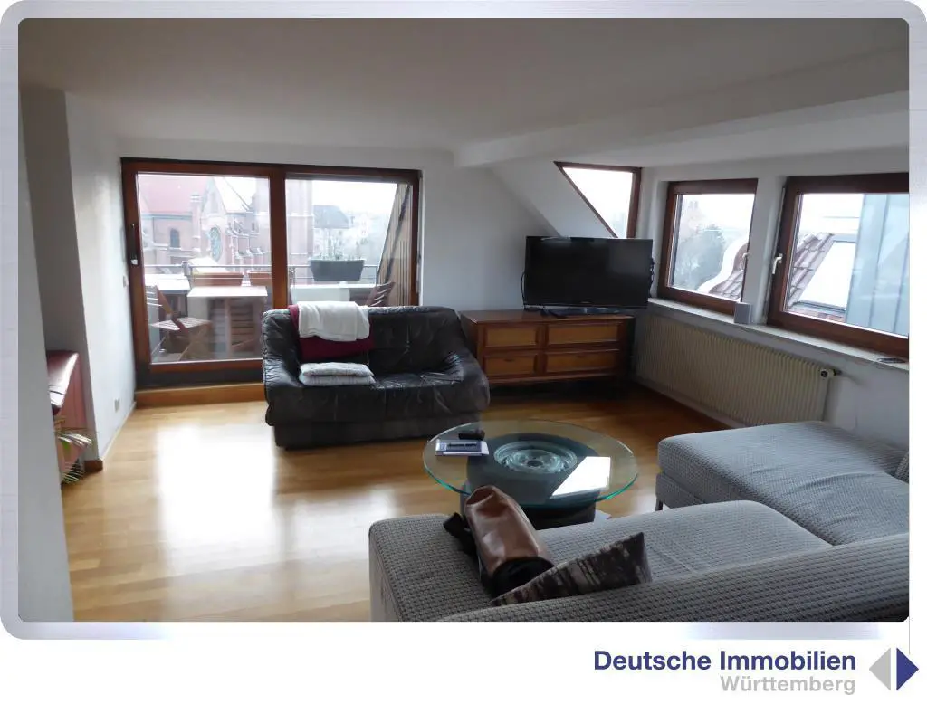 Wohnzimmer -- Panoramaaussicht: Außergewöhnliche 2,5 Zimmer DG Wohnung in Bad Cannstatt