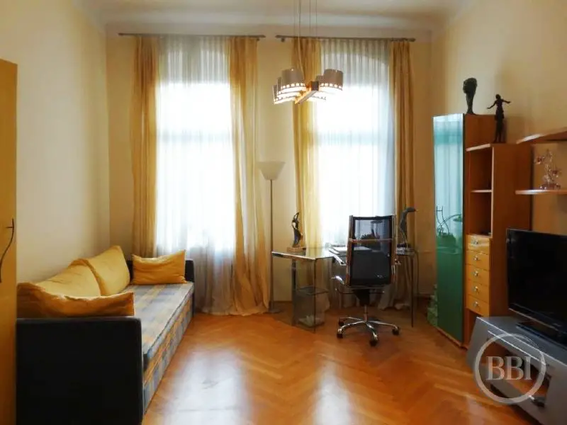 Zimmer -- KUDAMM BY-ROAD! SPACIOUS FLAT WITH BALCONY AND ELEVATOR IN 2ND FLOOR OF AN OLD BUILDING!