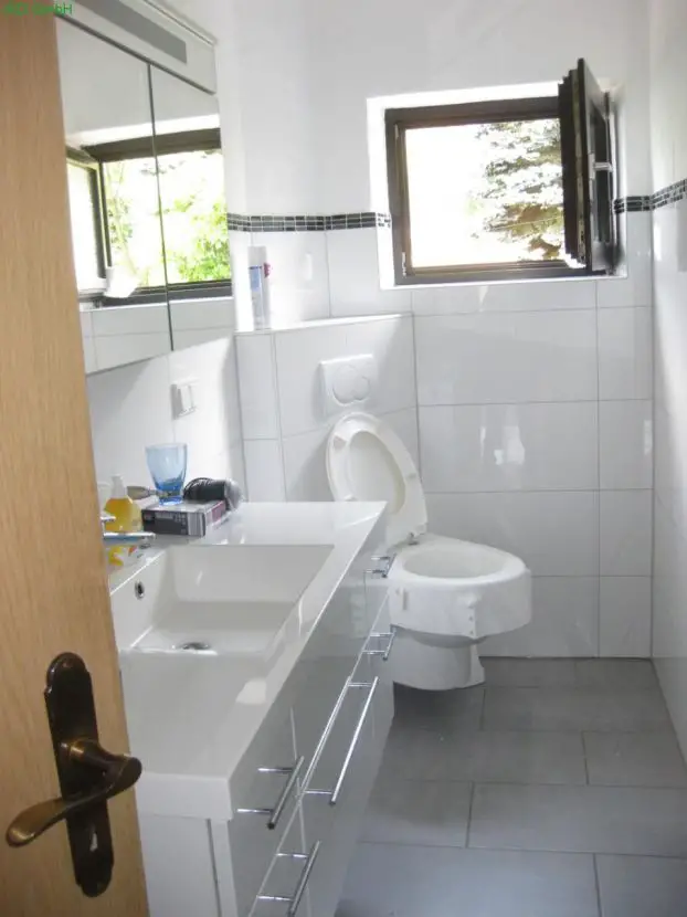 Badezimmer -- Ruhige Wohnlage:Freistehemdes Einfamilienhaus mit vier Schlafzimmern