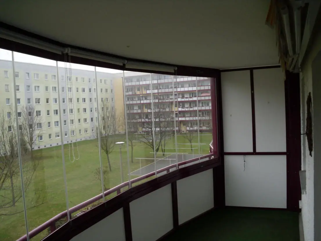 DSCI0180 -- 3 Raum Whg im 2. OG mit großem verglasten Balkon