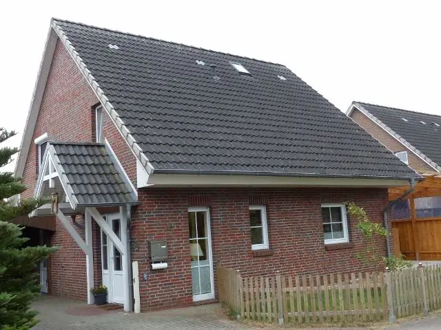 Straßenansicht -- Sehr gepflegtes Einfamilienhaus mit Carport in ruhiger Lage in Hamweddel