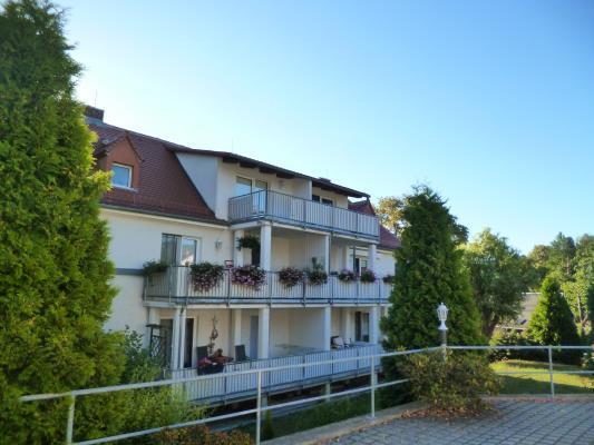 Hausansicht -- 2-Raumwohnung mit großem Balkon und EBK in Obergurig