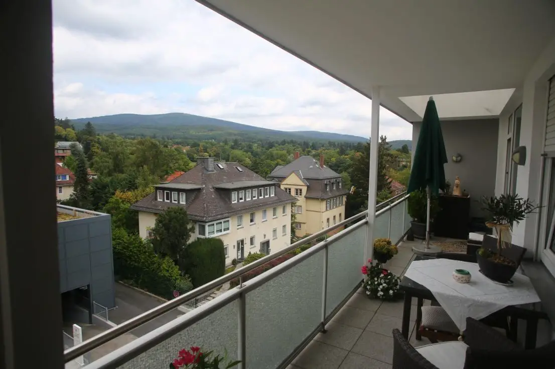Blick auf den Feldberg -- Wohnung mit Aufzug in Bestlage mit traumhaftem Blick auf die Burg Kronberg und den Feldberg