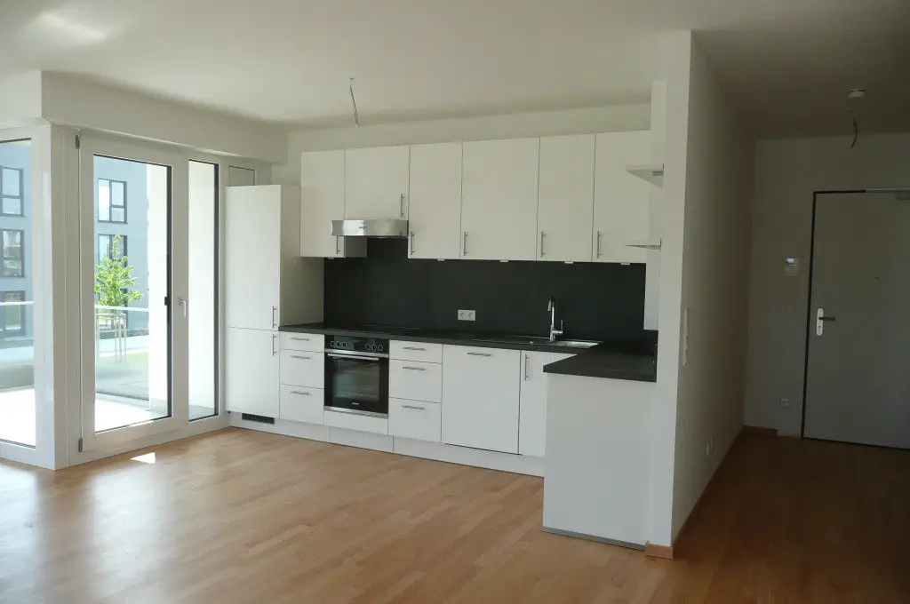Kü Haustür -- Erstbezug: Schöne drei Zimmer Wohnung in München, Perlach Sammy-Drechsel-Straße 27