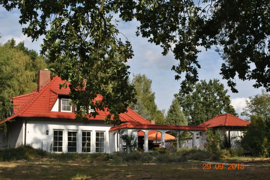 Gartenansicht -- Einfamilienhaus mit großem Garten und Seezugang im Raum Kloster Lehnin