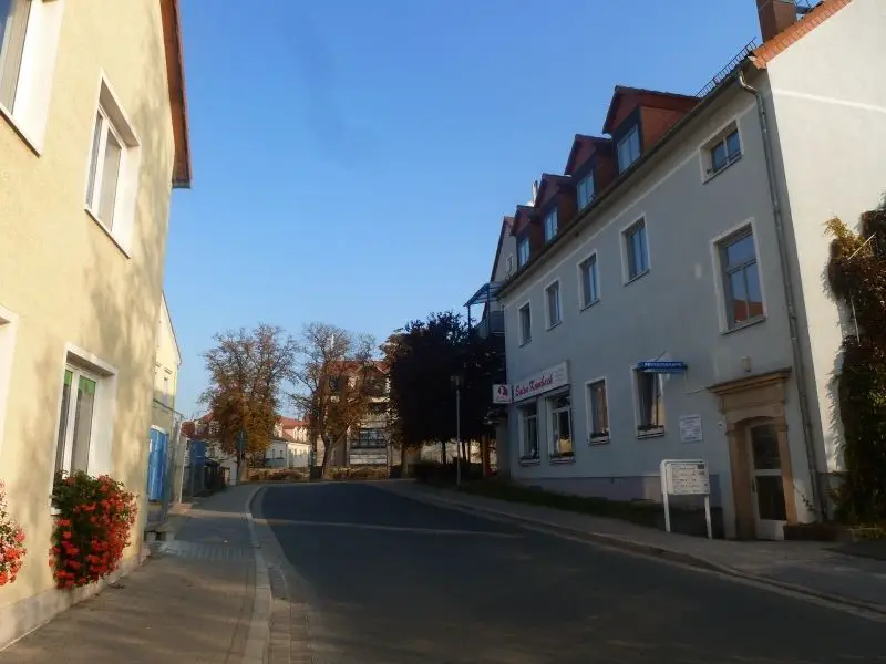 Straßenansicht -- 2-Raum-Wohnung in ländlicher Stadtrandlage von Dresden