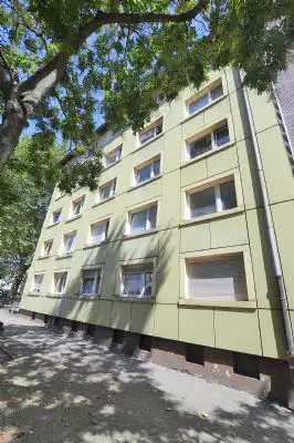 Mehrfamilienhaus in Duisburg (Hochfeld) zum Kauf mit 150 Zimmer, 3365 m² Wohnfläche und 3642 m² Grundstück. Ausstattung: Balkon, Fernwärme, Kunststofffenster, voll unterkellert, Stellplatz.