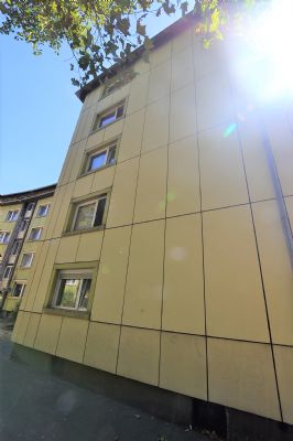 Mehrfamilienhaus in Duisburg (Hochfeld) zum Kauf mit 150 Zimmer, 3365 m² Wohnfläche und 3642 m² Grundstück. Ausstattung: Balkon, Fernwärme, Kunststofffenster, voll unterkellert, Stellplatz.