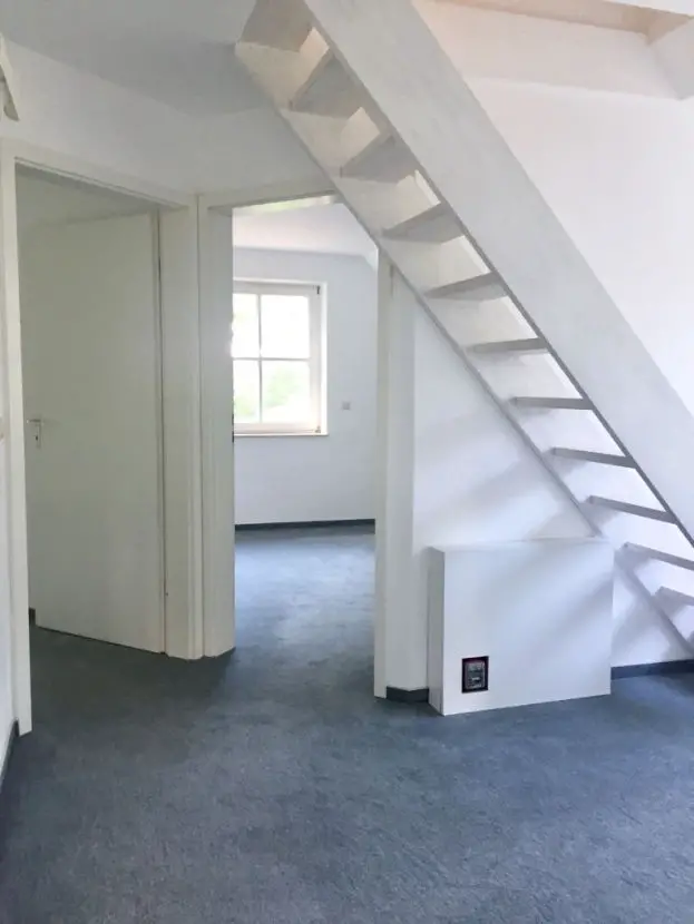 Flur -- Ansprechende 4-Zimmer DG-Wohnung mit 2 Balkonen in Prisdorf