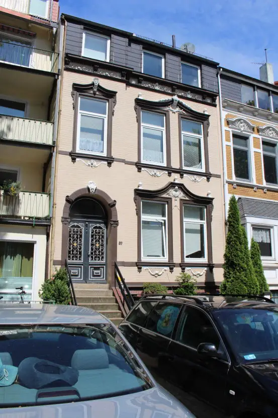Hausansicht -- Beliebte Neustadt: 1 Zimmer-Wohnung mit Balkon