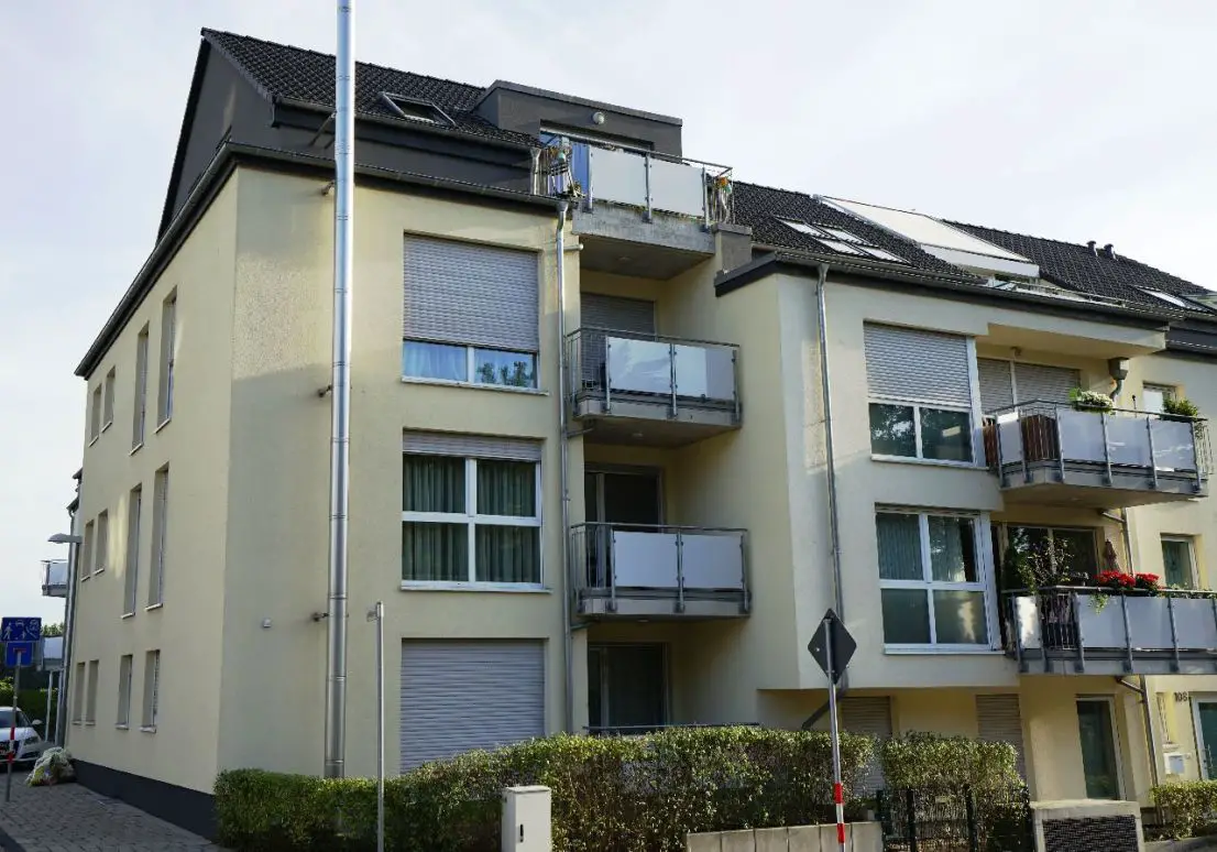 Straßenansicht -- Wohnen Am Heckenberg: neuwertige 3-Zimmer-Wohnung mit Balkon und Tiefgaragen-Stellplatz!