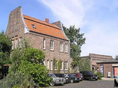 Villa in Hannover (Limmer) zum Kauf mit 20 Zimmer, 295 m² Wohnfläche und 1003 m² Grundstück. Ausstattung: Balkon, Terrasse, Zentralheizung, voll unterkellert.