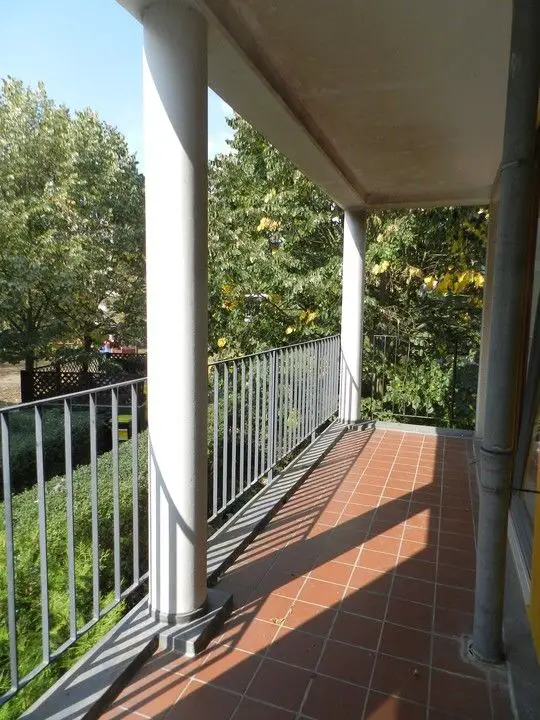 Balkon -- Großzügige 2 Zimmer Wohnung in grüner Umgebung