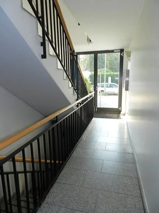 gepflegtes Treppenhaus -- Großzügige 2 Zimmer Wohnung in grüner Umgebung