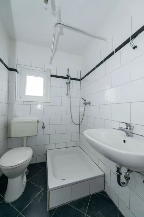 Beispiel Badezimmer mit Dusche -- Günstige Single-Wohnung - Top 2-Zimmerwohnung in MEinswarden