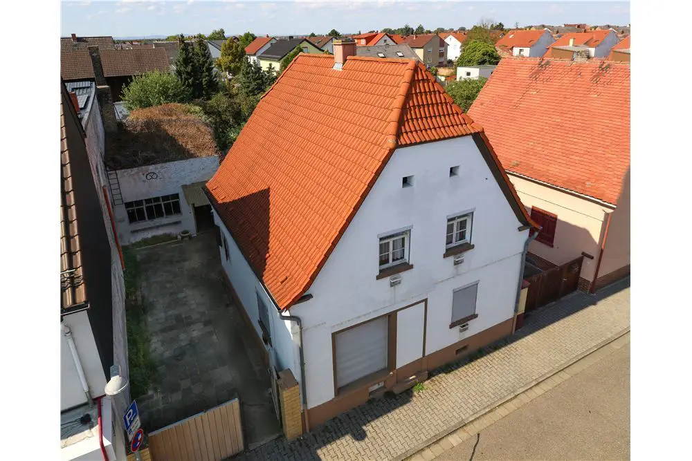 Außenansicht 1 -- RE/MAX - Freistehendes Haus im Herzen Otterstadts zum Preis einer Wohnung!