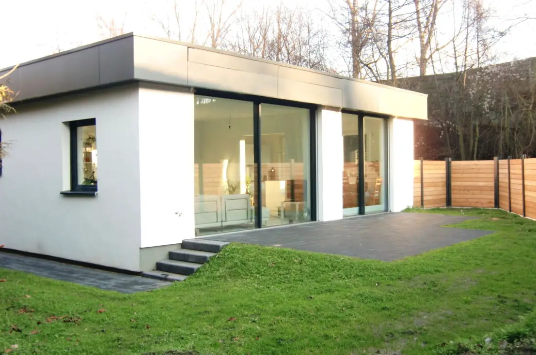 Gartenansicht -- Schönes Haus mit fünf Zimmern in Hannover, Waldheim