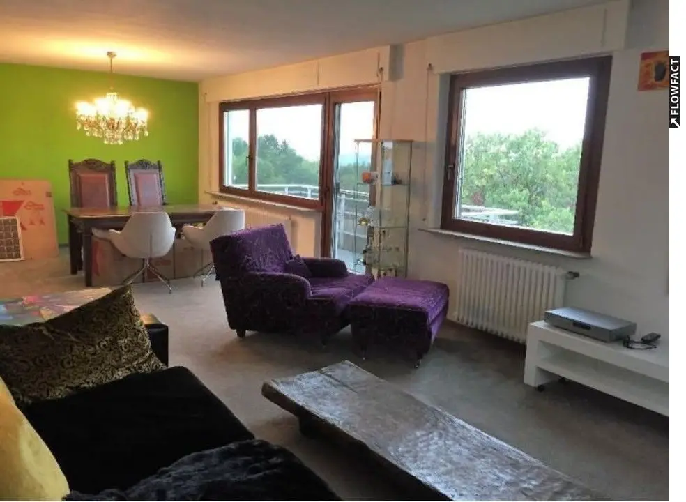 Wohnzimmer -- Gepflegte 2 Zimmer, EBK, Balkon und tolle Aussicht ins Neckartal!