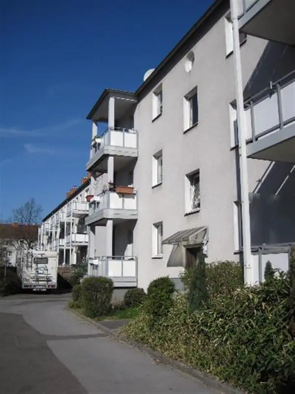 200 AUSSENANSICHTEN -- Renovierte Wohnung in Düsseldorf-Holthausen, neues Bad inklusive