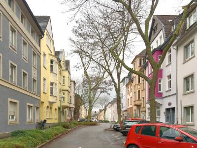 Mehrfamilienhaus in Essen (Frohnhausen) zum Kauf mit 11 Zimmer, 280,56 m² Wohnfläche und 200 m² Grundstück. Ausstattung: Elektro, Zentralheizung, Altbau (bis 1945), gepflegt.