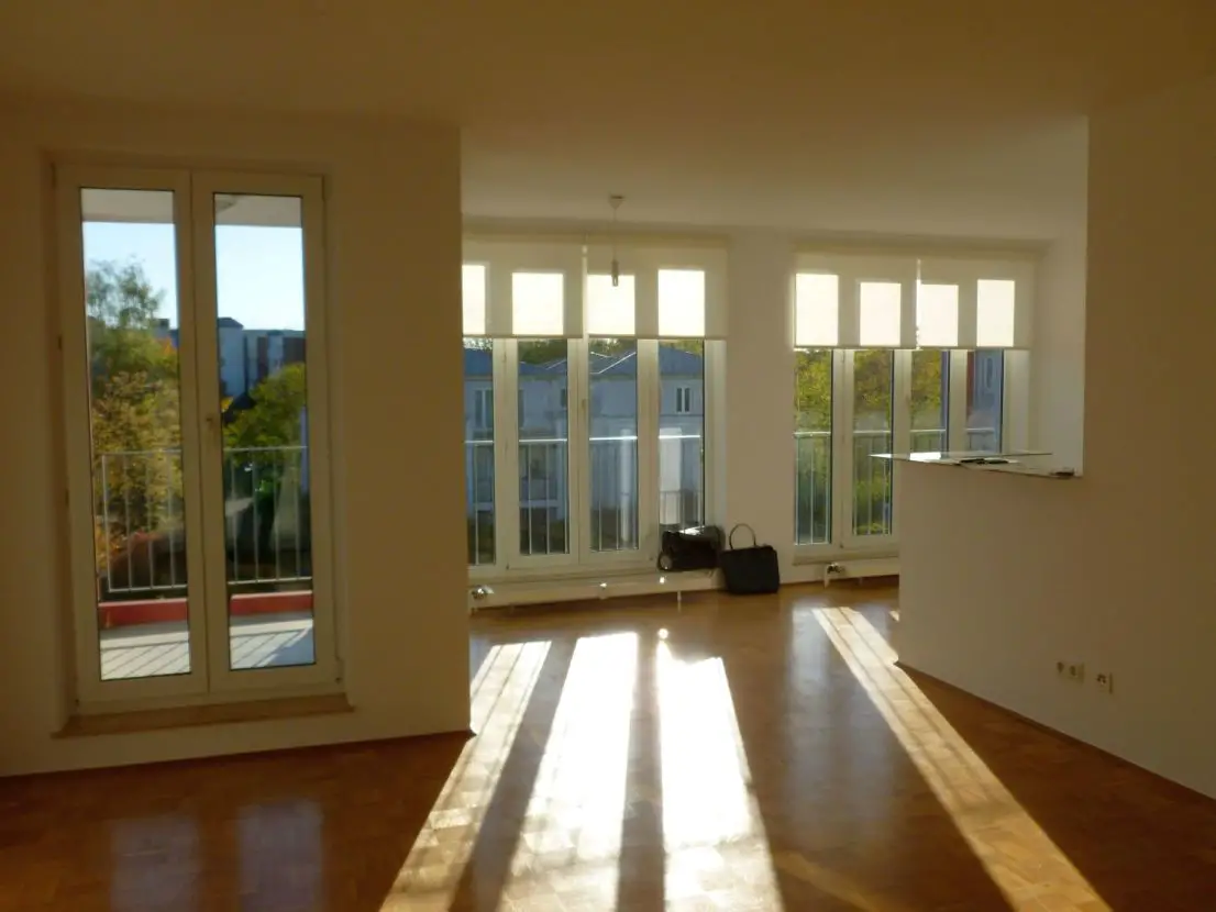 10 Wohnzimmer 1 -- Bonn-Hardtberg: Attraktives Wohnen in großzügiger, sonnendurchfluteter 3-Zimmer-Wohnung