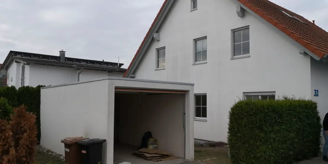 Hausansicht -- Schicke Doppelhaushälfte mit Garage und Garten in bester Wohnlage in Obersontheim