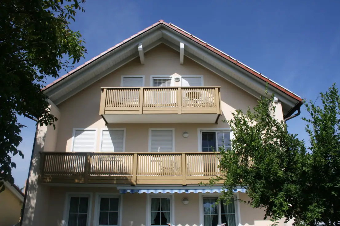 Mietshaus 005 -- Gepflegte 4-Zimmer-Wohnung mit Balkon und Einbauküche in Forstinning
