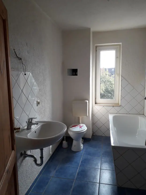 Badezimmer -- Modernisierte 3-Raumwohnung mit Gemeinschaftsgarten in beliebter Wohnlage am Körnerpark