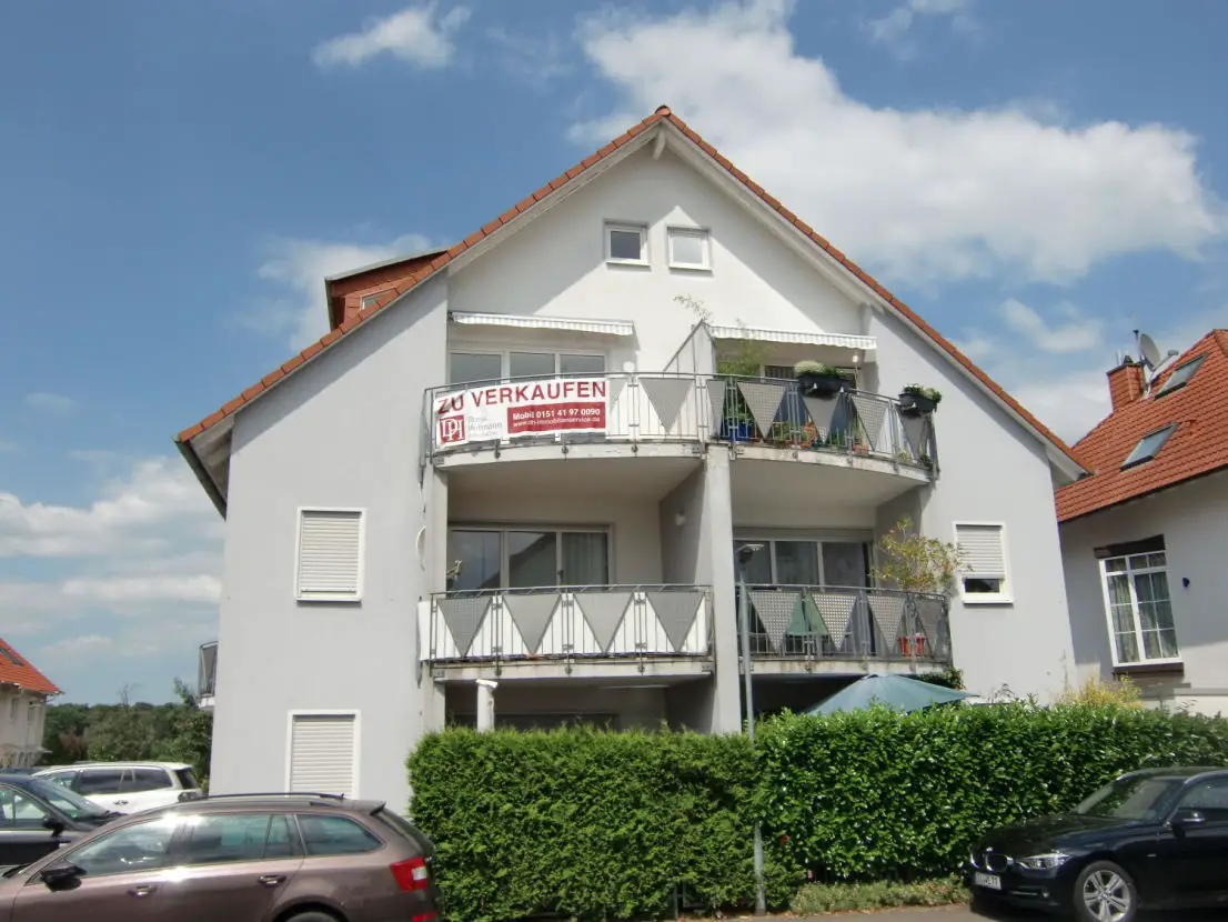 Vordere Hausansicht -- Helle Maisonette-Wohnung mit 3 Balkonen, 2 Stellplätzen am Feldrand von Bickenbach