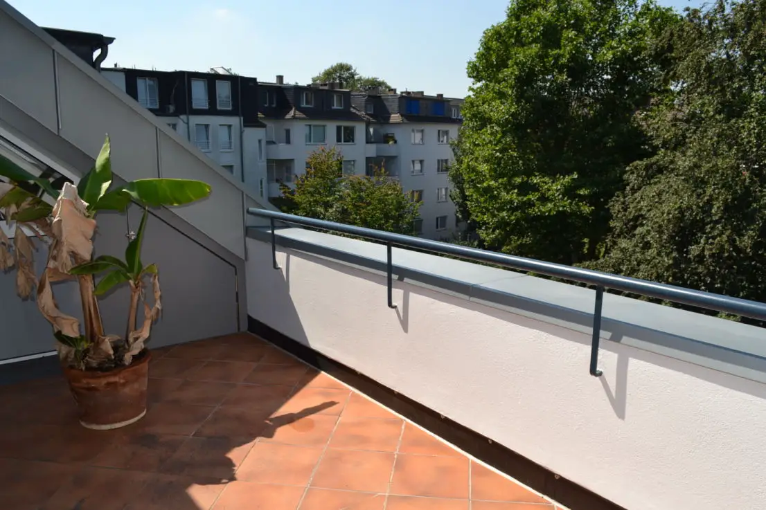 Bild Dachterrasse -- Schöne, geräumige drei Zimmer Wohnung in Düsseldorf, Düsseltal