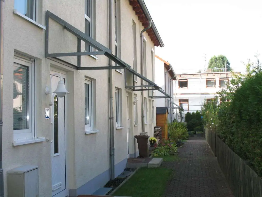 Haus Vordereingang -- Reihenmittelhaus mit sechs Zimmern in Kassel, Wehlheiden