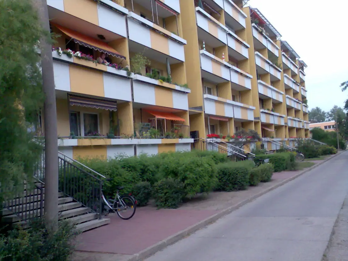 Hausansicht -- Attraktive 3-Zimmer-Wohnung in Beelitz mit EBK und Balkon