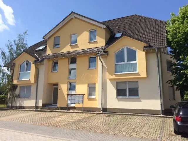Hausansicht -- Schöne lichtdurchflutete 2-Zimmer-Wohnung mit Balkon in Schönburg