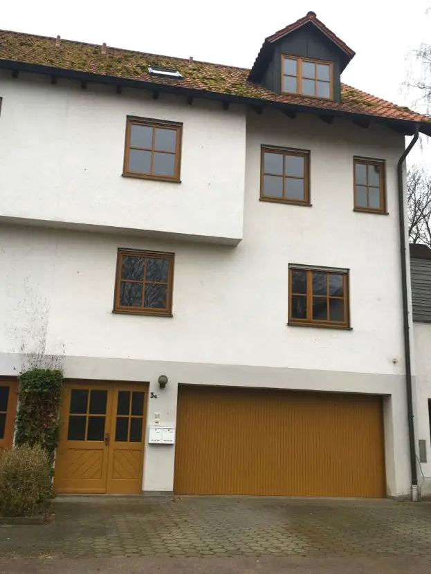 Hausansicht -- Schönes Haus mit acht Zimmern in Aichach-Friedberg (Kreis), Aichach