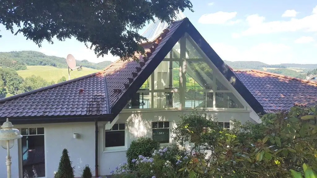 Hausansicht -- Außergewöhnliche Villa in idyllischer Lage vor den Toren Weinheims