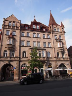 Mehrfamilienhaus in Nürnberg (Lorenz) zur Miete mit 3 Zimmer und 66,55 m² Wohnfläche. Ausstattung: Laminat, frei werdend, Gas, Holzfenster, Zentralheizung, Einbauküche.