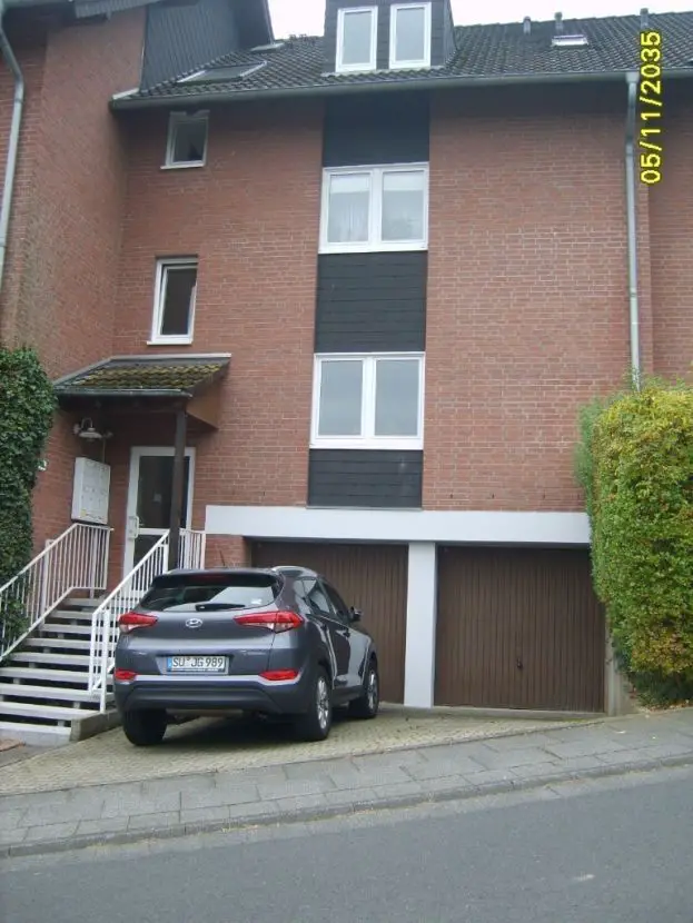 Hausansicht -- MODERNE 3-Zimmer-Dachgeschosswohnung mit Balkon in Hennef Stadtrandlage (Sieg) Nordrhein-Westfalen