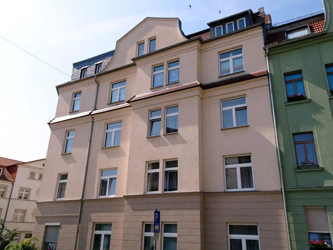 Hausansicht - Vorderseite -- Moderne Dreiraumwohnung mit Einbauküche und Balkon in attraktiver Wohnlage!