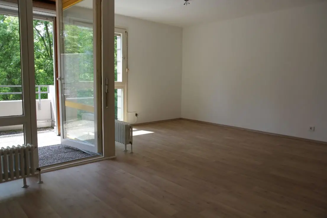 Wohnzimmer -- 2-Zimmer-Wohnung mit Balkon in Stuttgart-Neugereut