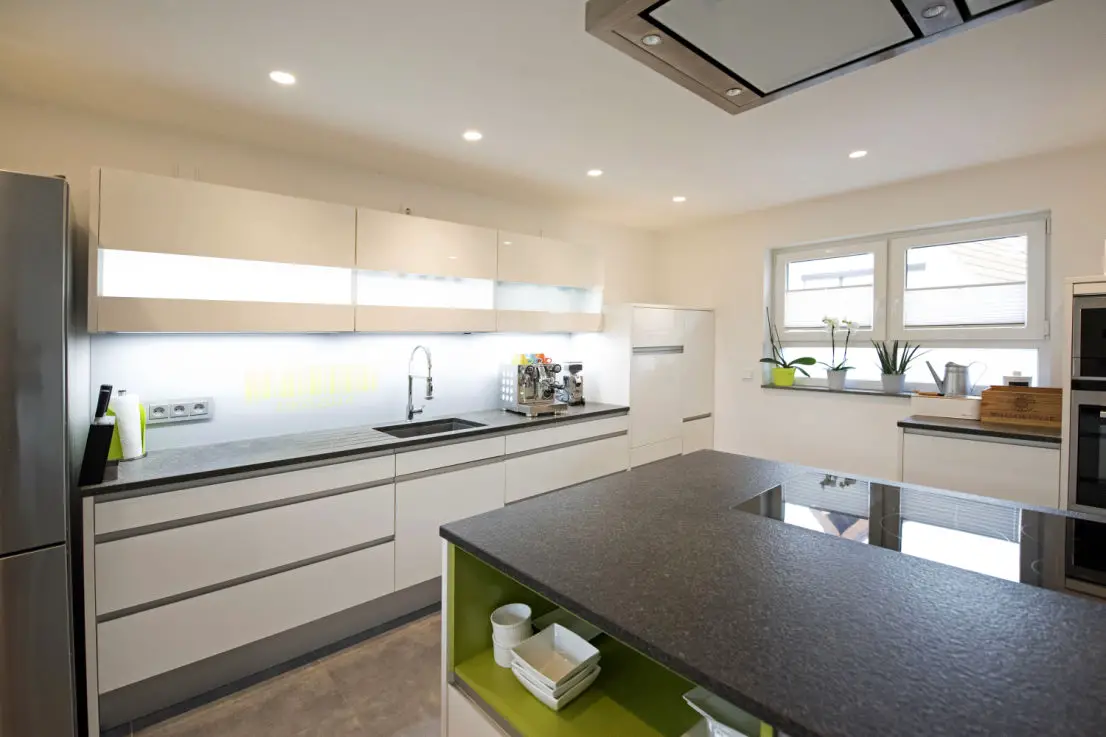 Küche -- Exklusive, neuwertige 5-Zimmer-Maisonette-Wohnung in Hockenheim zu verkaufen