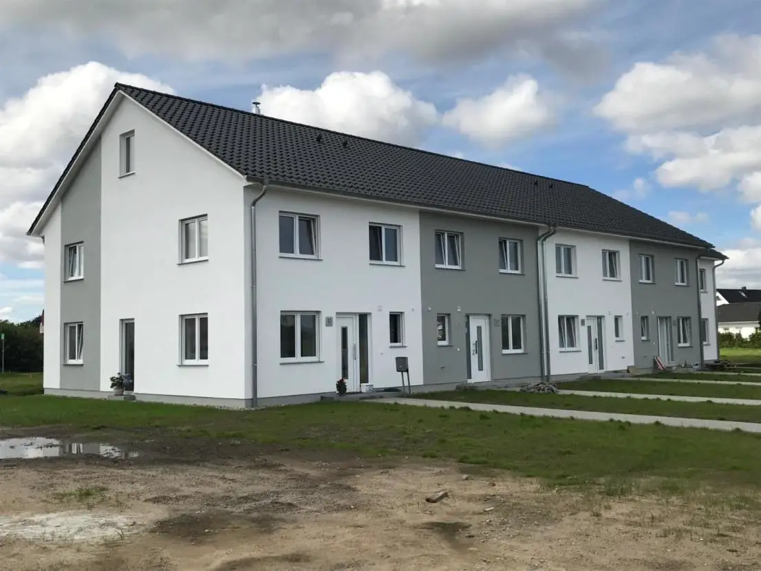Hausansicht Front -- Schönes, geräumiges Haus mit vier Zimmern in Rostock, Lichtenhagen